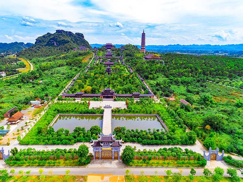 HOA LU ANCIENT CAPITAL-TRANG AN BOAT TOUR-BAI DINH PAGODA-MUA CAVE VIEW POINT ( FULL DAY TOUR)