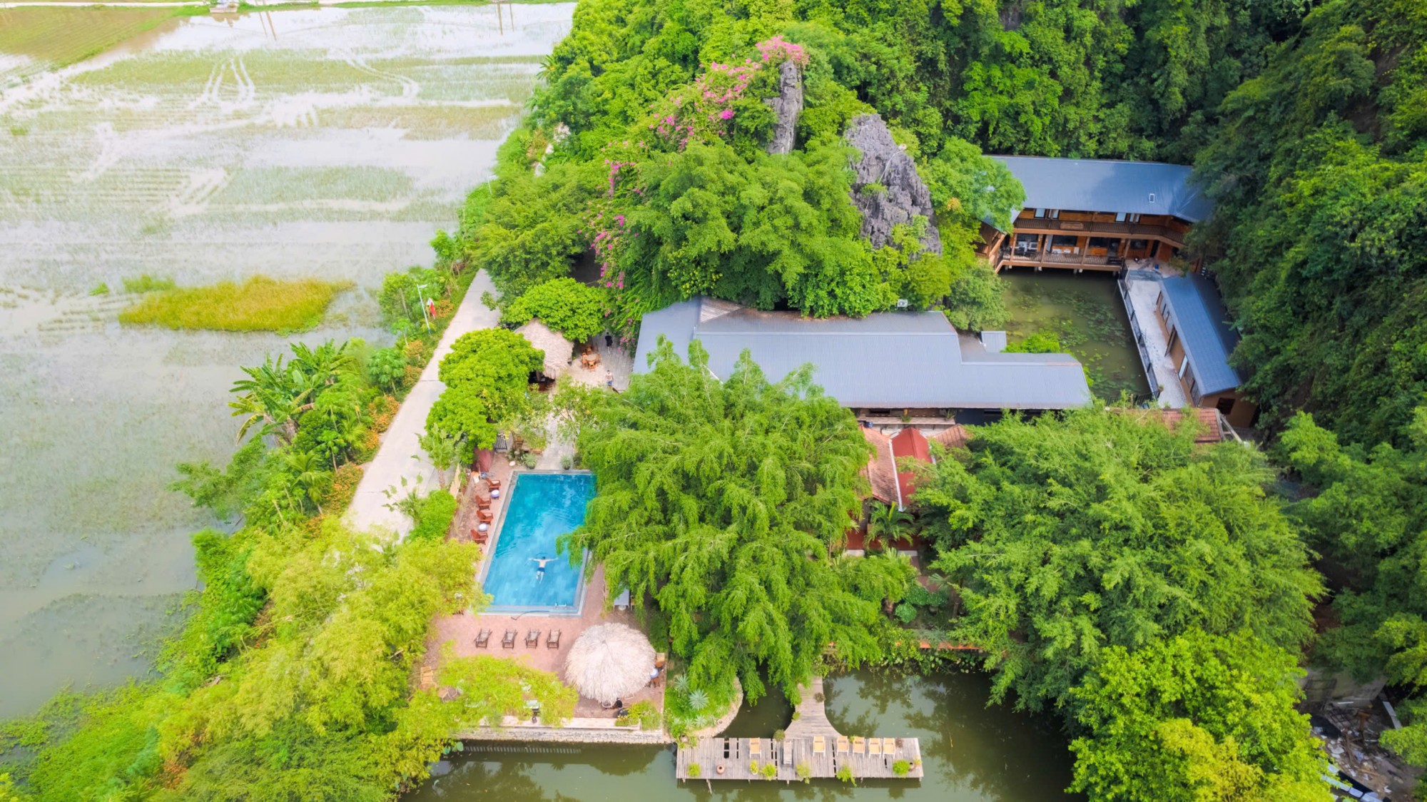 Bungalow double in the front of river