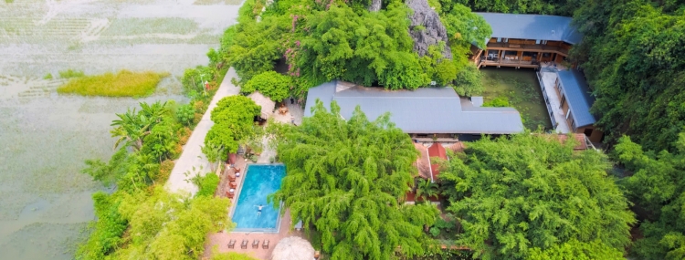 Quadruple bungalow in the front of river